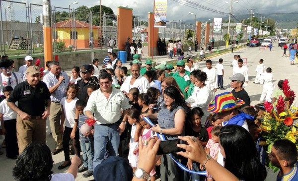 Inauguran pavimento en calle de acceso al estadio Micheletti, en El Progreso
