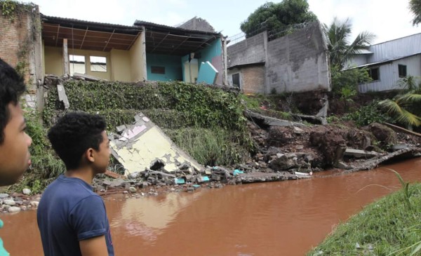 Fuertes tormentas dejan muros derrumbados en Tegucigalpa