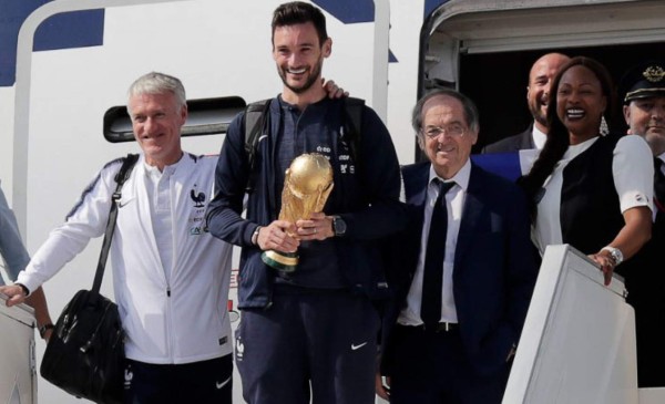 Selección de Francia llegó con la Copa del Mundo a París