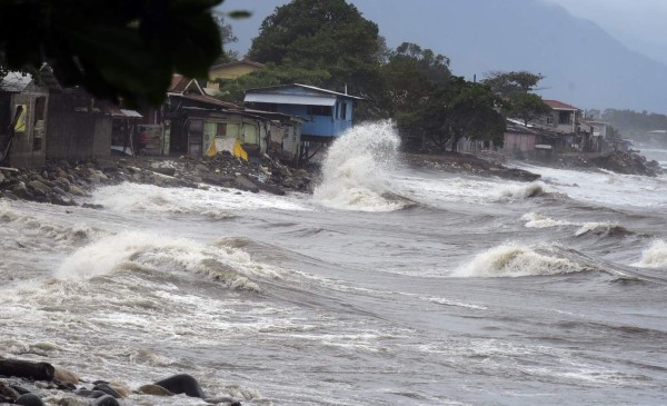 Earl sale de Honduras dejando al menos 148 evacuados