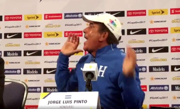 VIDEO: Jorge Luis Pinto hizo su show en conferencia de prensa y hasta bailó
