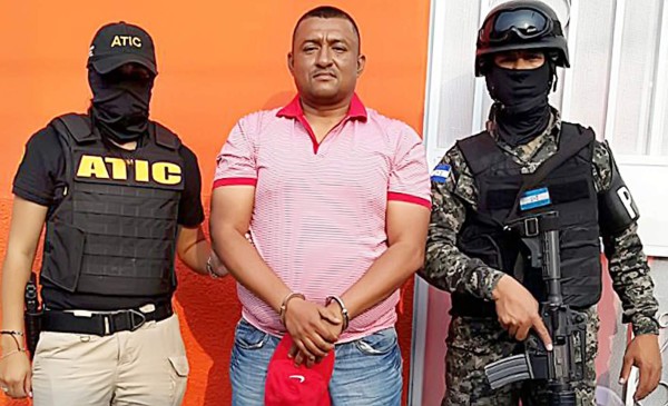 Douglas Bustillo (centro), militar retirado, exjefe de seguridad de Desa. Fue detenido el lunes en Los Molinos en Tegucigalpa. Berta Cáceres lo denunció en 2013 por amenazas e intimidaciones. Será presentado como autor material del crimen.