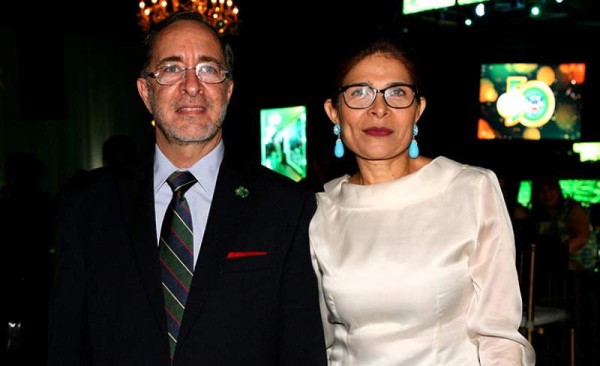 Hilda Hernández junto a su esposo Jean Francoise de Peirecave, un matrimonio que lo completaba sus dos hijos.