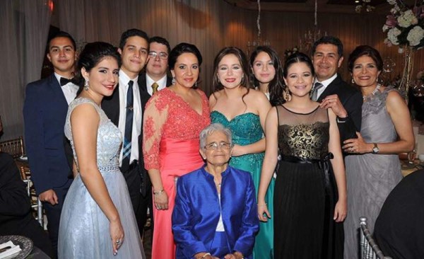 Hilda Hernández, con su hermano el presidente de Honduras, Juan Orlando Hernández, y sus familias, en junio de 2016.