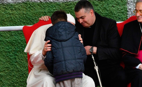 El papa consoló a un niño que preguntó si su padre ateo estaba en el cielo