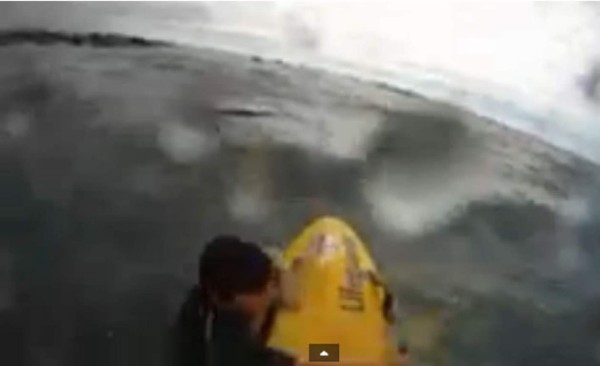 Video: Hombre salva a un niño de morir ahogado en el mar  