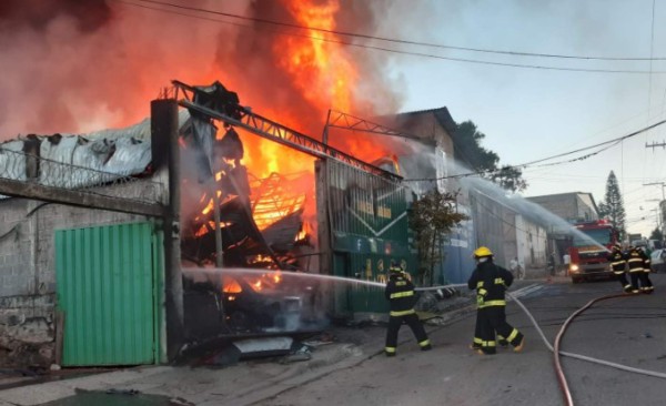 Incendio consume yonker en Comayagüela y deja pérdidas millonarias