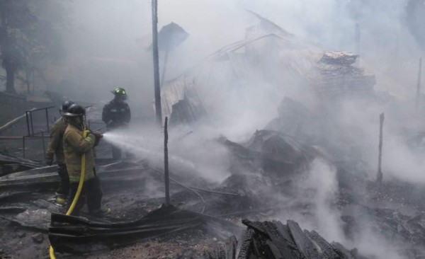 Voraz incendio consume bodega de plásticos en Villanueva