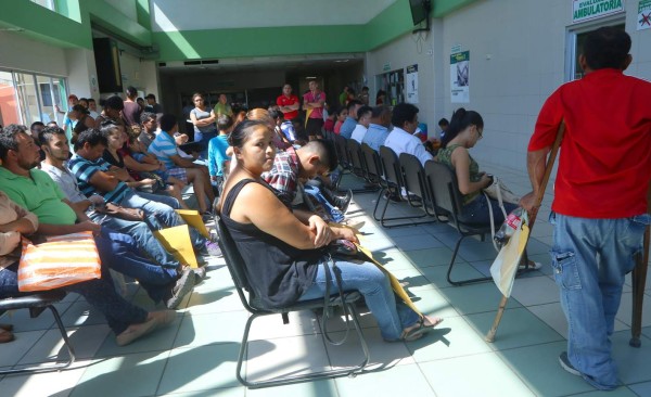 Hasta tres horas esperan en emergencia del IHSS en San Pedro Sula