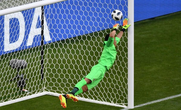 Costa Rica's goalkeeper Keylor Navas tries to save a shot during the Russia 2018 World Cup Group E football match between Costa Rica and Serbia at the Samara Arena in Samara on June 17, 2018. / AFP PHOTO / Fabrice COFFRINI / RESTRICTED TO EDITORIAL USE - NO MOBILE PUSH ALERTS/DOWNLOADS