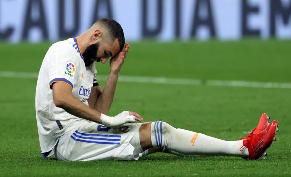 Karim Benzema se lamenta tras una oportunidad fallada del Real Madrid. Foto EFE