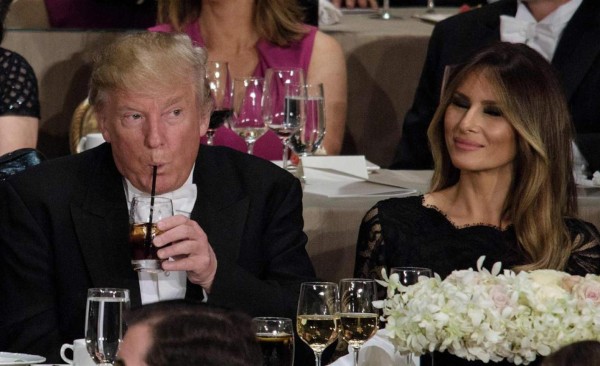 Doce refrescos al día, hamburguesas y CNN: La rutina de Trump en la Casa Blanca