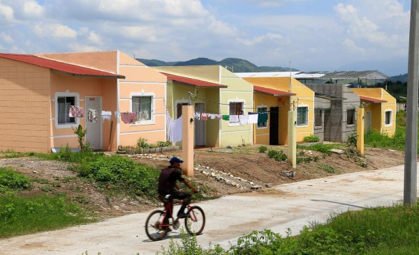 Más de 2,000 sampedranos van en busca de una casa digna