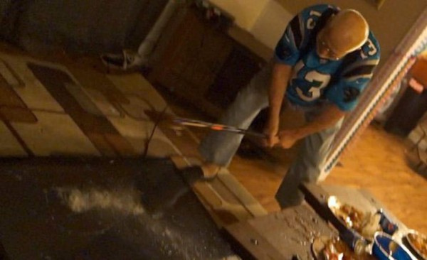 Video: Aficionado destruye su televisor tras el final del Super Bowl