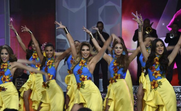 Contestants perform during the Miss Venezuela beauty pageant in Caracas, Venezuela on December 13, 2018. - Twenty-four contestants from all Venezuelan states participate in the contest. (Photo by YURI CORTEZ / AFP)