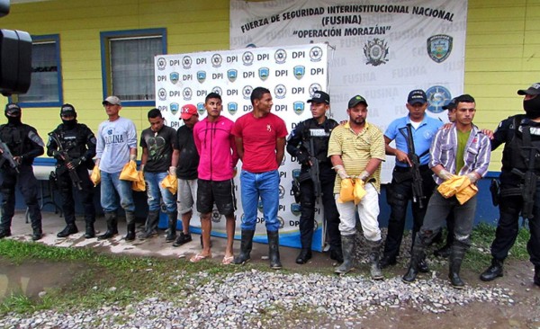 Le disparan, lo embolsan y tiran a orillas del río creyendo que estaba muerto