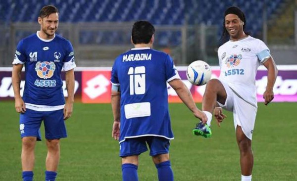 Leyendas del fútbol deleitaron en el partido por La Paz