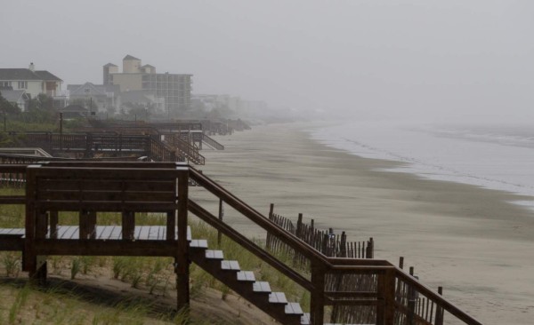 Florence se debilita a tormenta tropical mientras azota con lluvias a EEUU