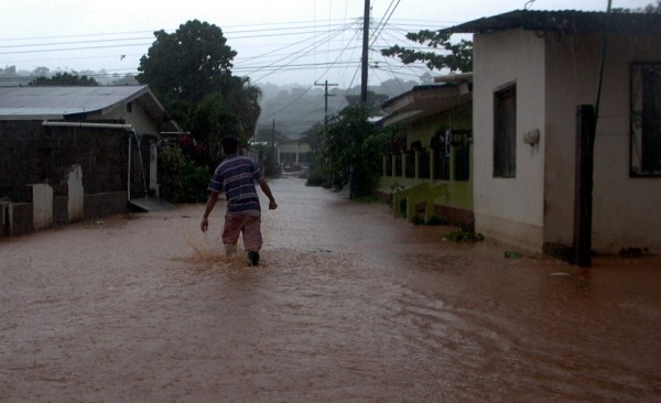 Ceibeños con el agua hasta las rodillas por fuertes lluvias