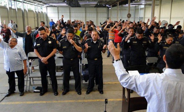 Pastores y policías de El Progreso oran por la paz y cese a la violencia