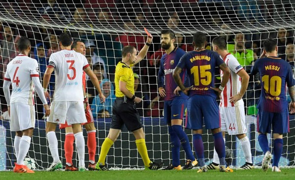 Video: La increíble expulsión de Piqué en la Champions League