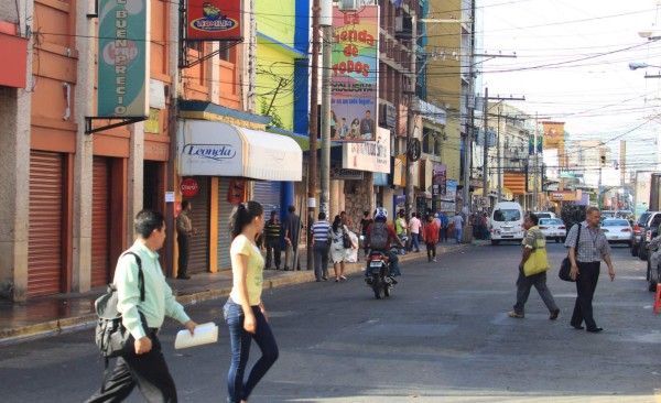 Despejan de vendedores la Tercera Avenida sampedrana