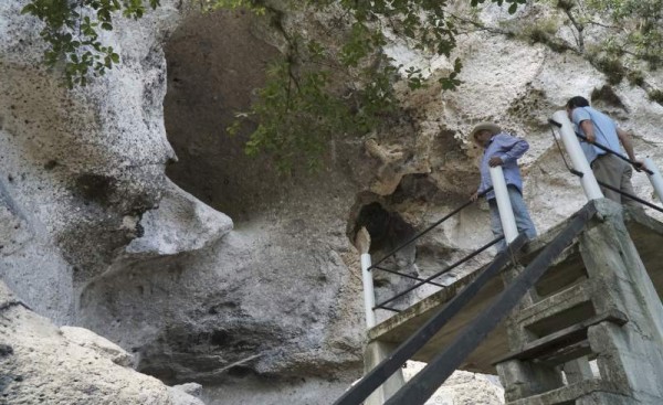 Tiene un pequeño mirador para poder observar y contemplar la cueva que es considerada por los arqueólogos como el sitio donde habitaron los primeros pobladores de Honduras y quizás de toda Centroamérica.