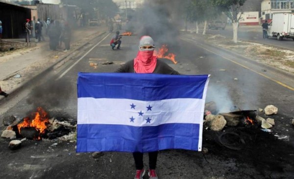 Subinspector policial es acusado de golpear a joven en protesta en Choluteca