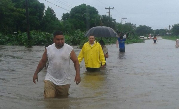 Rio Lancetilla inunda varias colonias en Tela