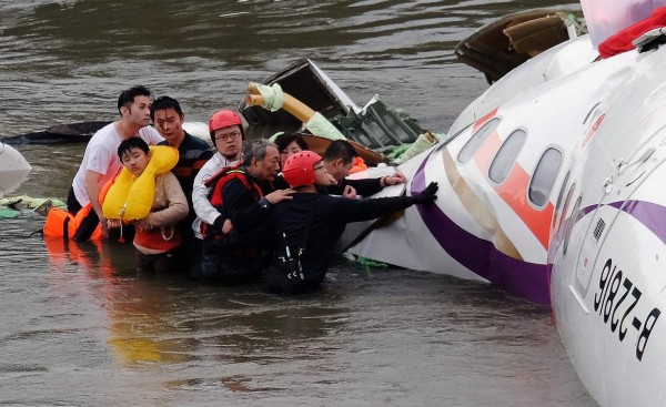 Una corazonada salvó a una familia en el avión que se estrelló en Taiwán