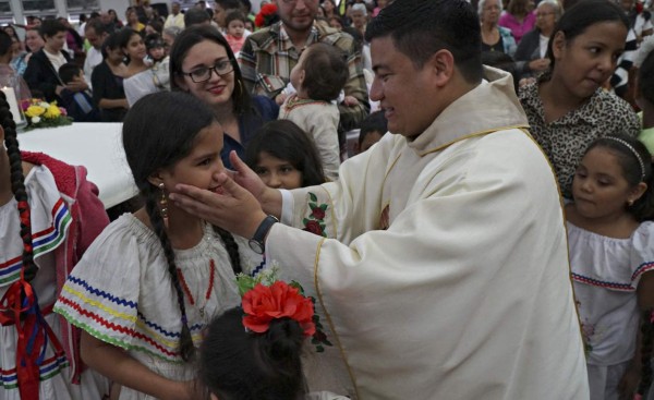 Con amor y devoción católicos rinden tributo a la virgen de Guadalupe