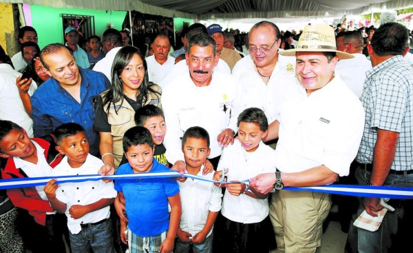 Presidente insta a los hondureños a que paguen impuestos para ayudar a pobres