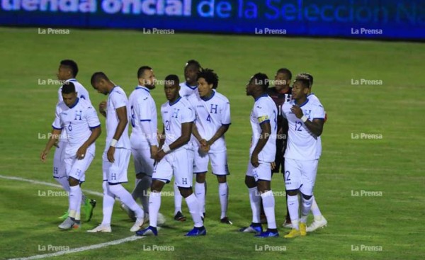 Seleccionados de Honduras se quejan del mal césped del estadio Nacional