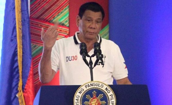 El presidente filipino ahora le saca el dedo a la Unión Europea