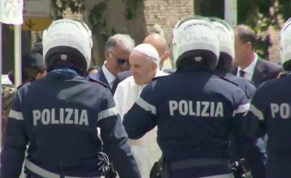 El papa Francisco sale del hospital diez días después de su cirugía