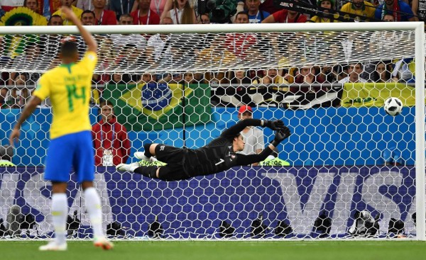 Switzerland's goalkeeper Yann Sommer watches a goal scored by Brazil's forward Philippe Coutinho (not in picture) during the Russia 2018 World Cup Group E football match between Brazil and Switzerland at the Rostov Arena in Rostov-On-Don on June 17, 2018. / AFP PHOTO / JOE KLAMAR / RESTRICTED TO EDITORIAL USE - NO MOBILE PUSH ALERTS/DOWNLOADS