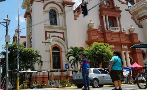 Así se preparan vendedores de palmas para el Domingo de Ramos