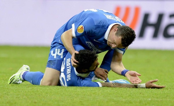 Jugador del Dnipro cayó desplomado en la final de la Europa League