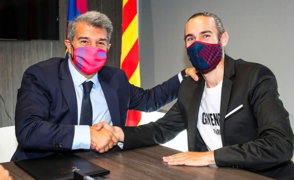 Barcelona extiende el contrato de Óscar Mingueza y ahora tiene una cláusula millonaria
