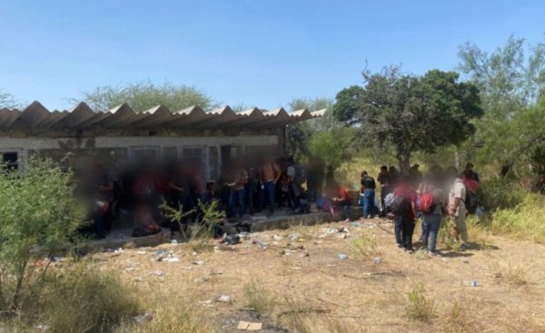 Hallan abandonados a 162 migrantes en una bodega en México