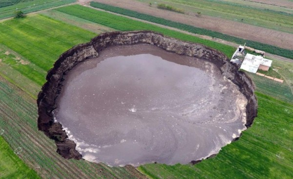 Enorme agujero de México crece y derrumba parte de una casa