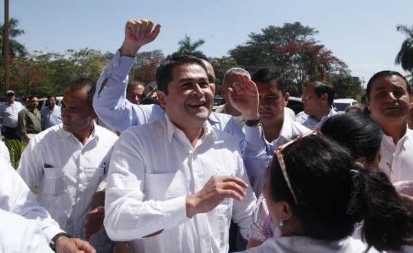 Presidente hondureño reitera bloqueo a telefonía móvil en cárceles
