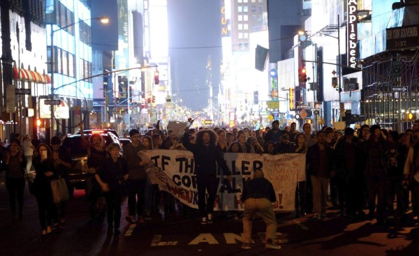 Miles protestan en Nueva York tras la exoneración de un policía que mató a un afroamericano