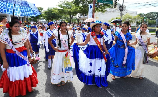 Color y fervor en los desfiles de estudiantes en Honduras