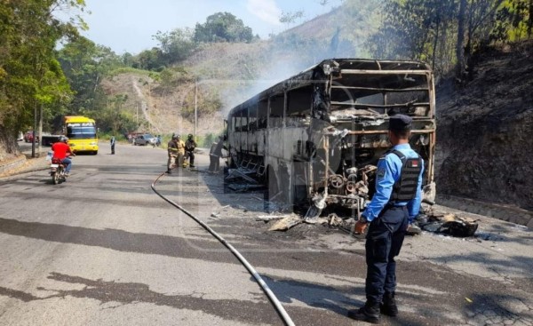 Bus interurbano se incendia tras recalentarse frenos en Sonaguera