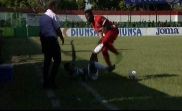 Video: Mario Martínez fue expulsado tras brutal agresión a jugador de la Real Sociedad