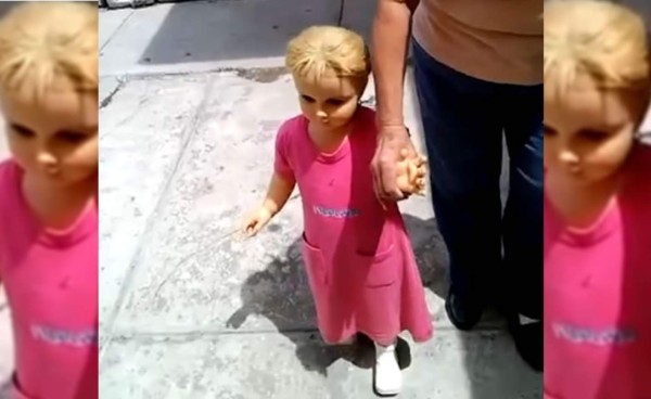 Se viraliza muñeca que camina sola sin tener baterías