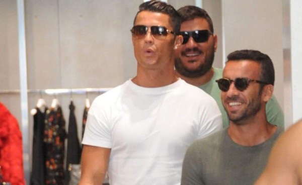 Video: El gesto descortés de Cristiano con un joven en Beverly Hills