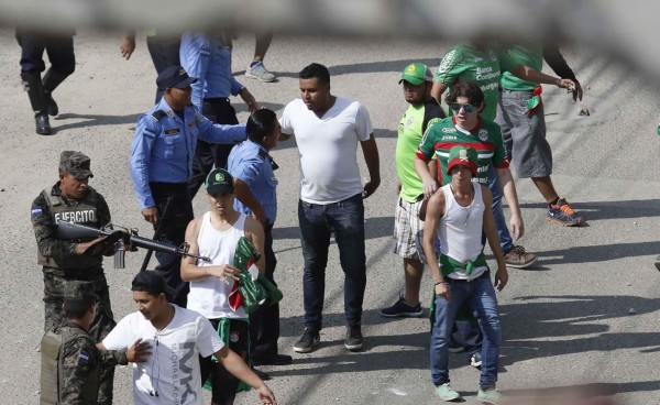 ¡Penoso! Barras se agarran a pedradas previo al clásico