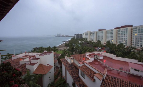 Patricia se degrada a tormenta tropical tras internarse en México